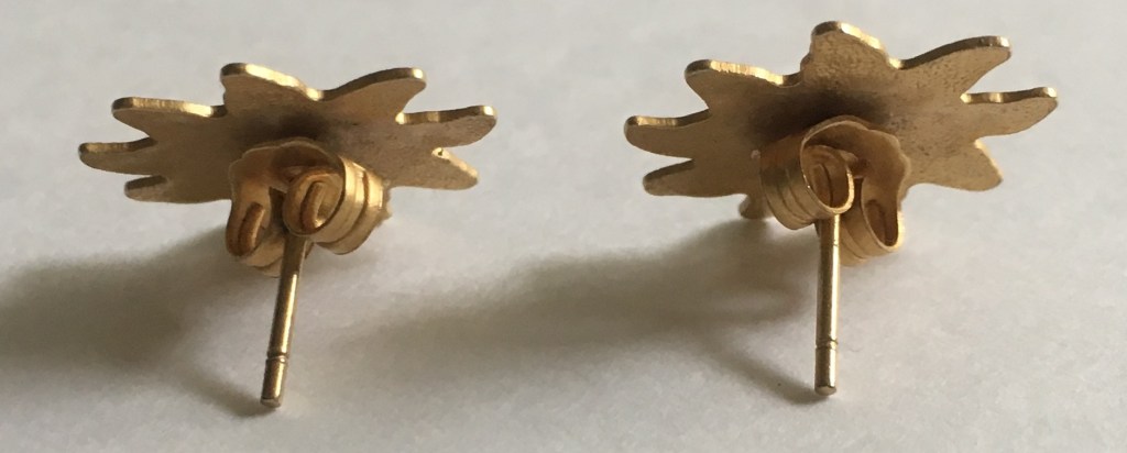 Les clous vus de dos