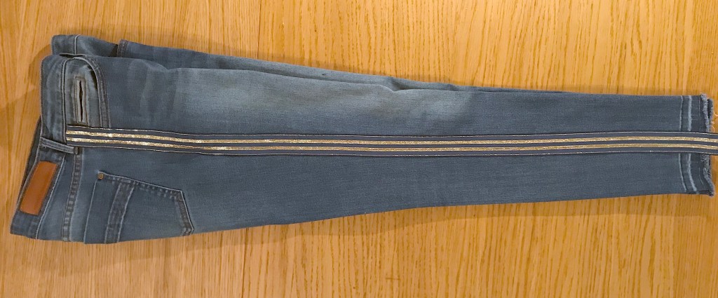 Galon fixé par le thermocollant