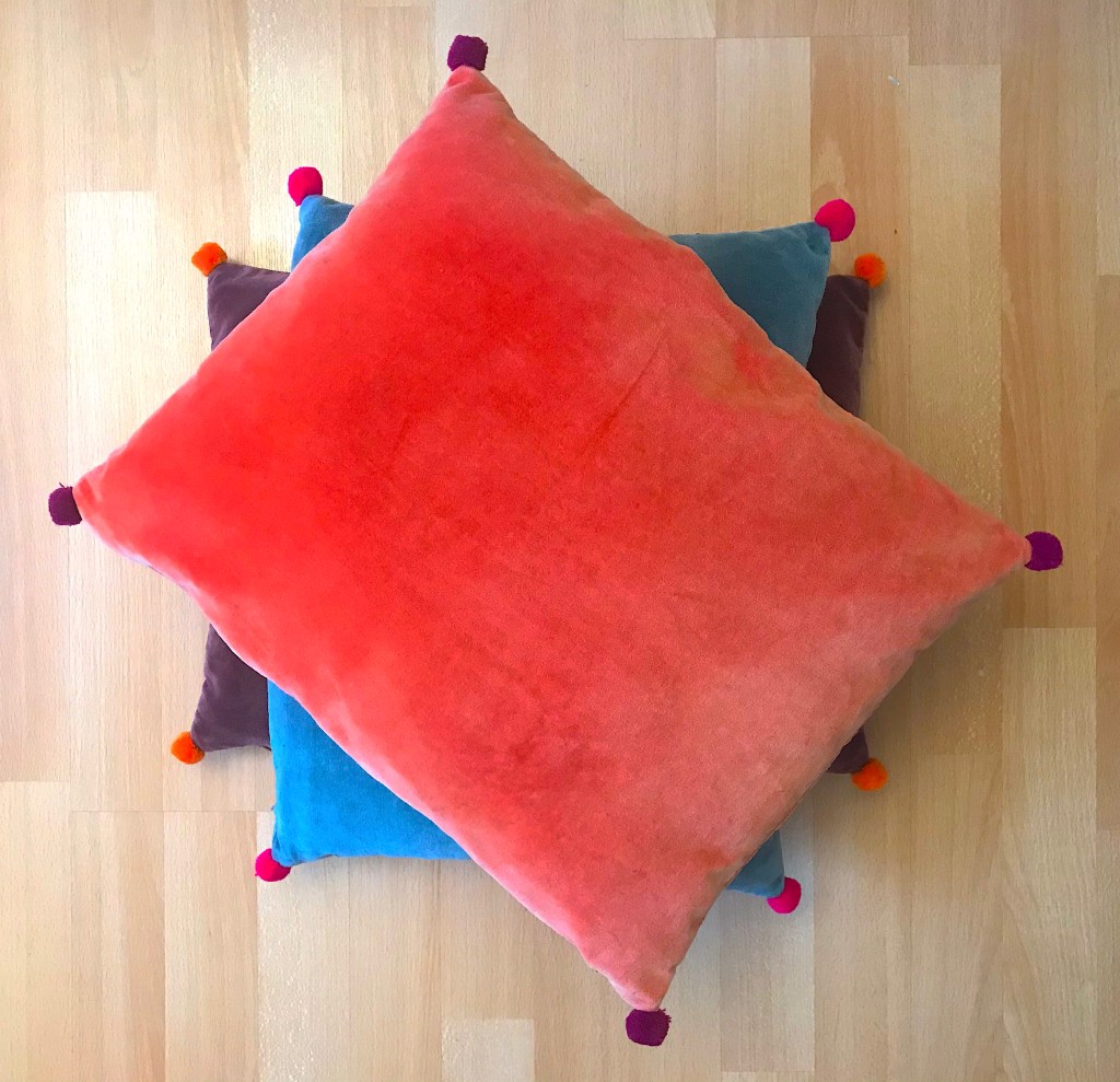 Coussins aux pompons