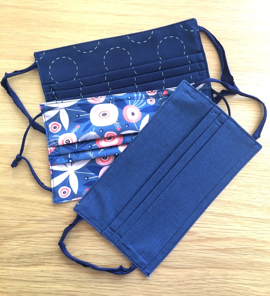 Masques avec liens faits avec un collant