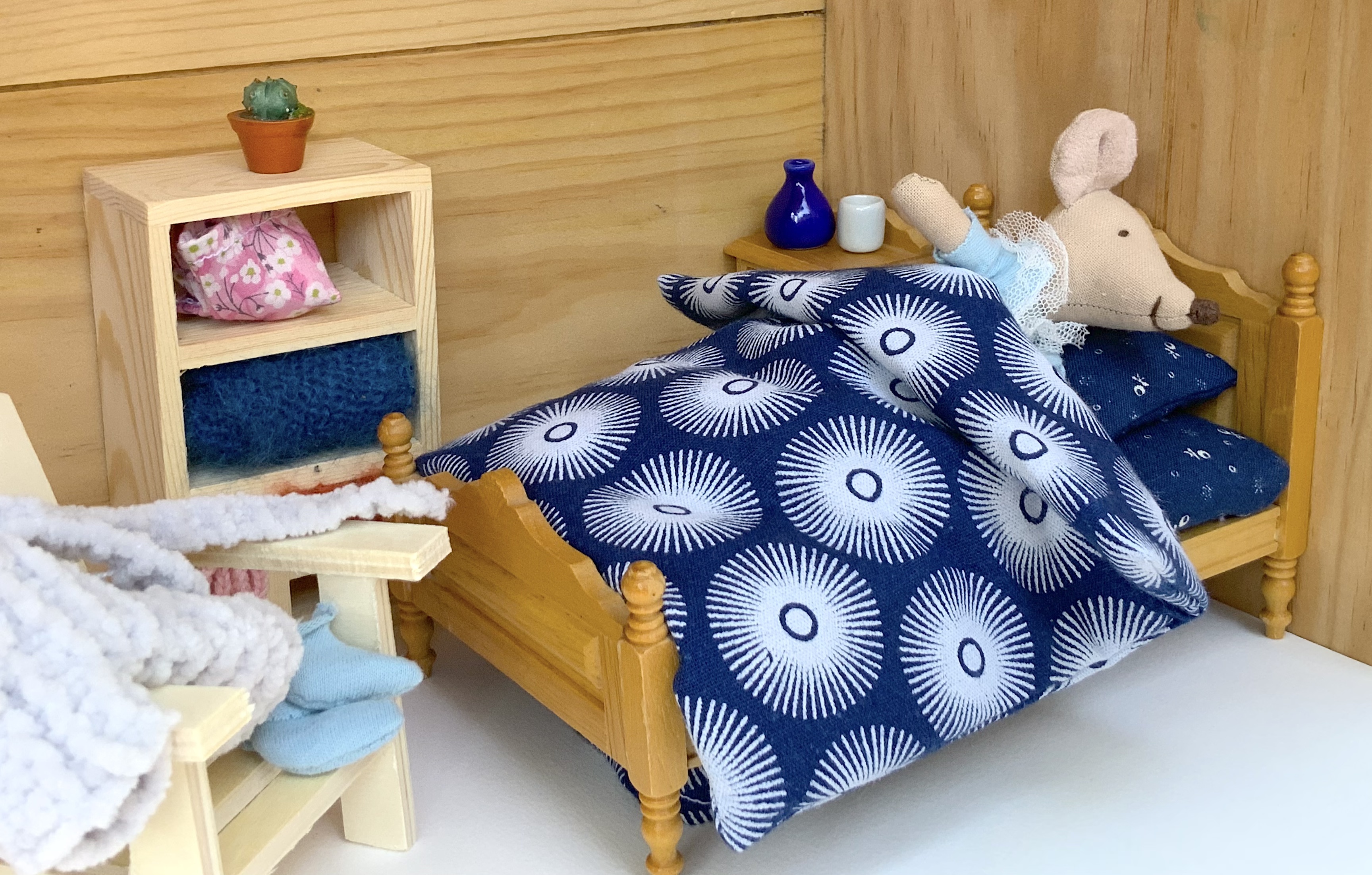 Une parure pour un lit miniature