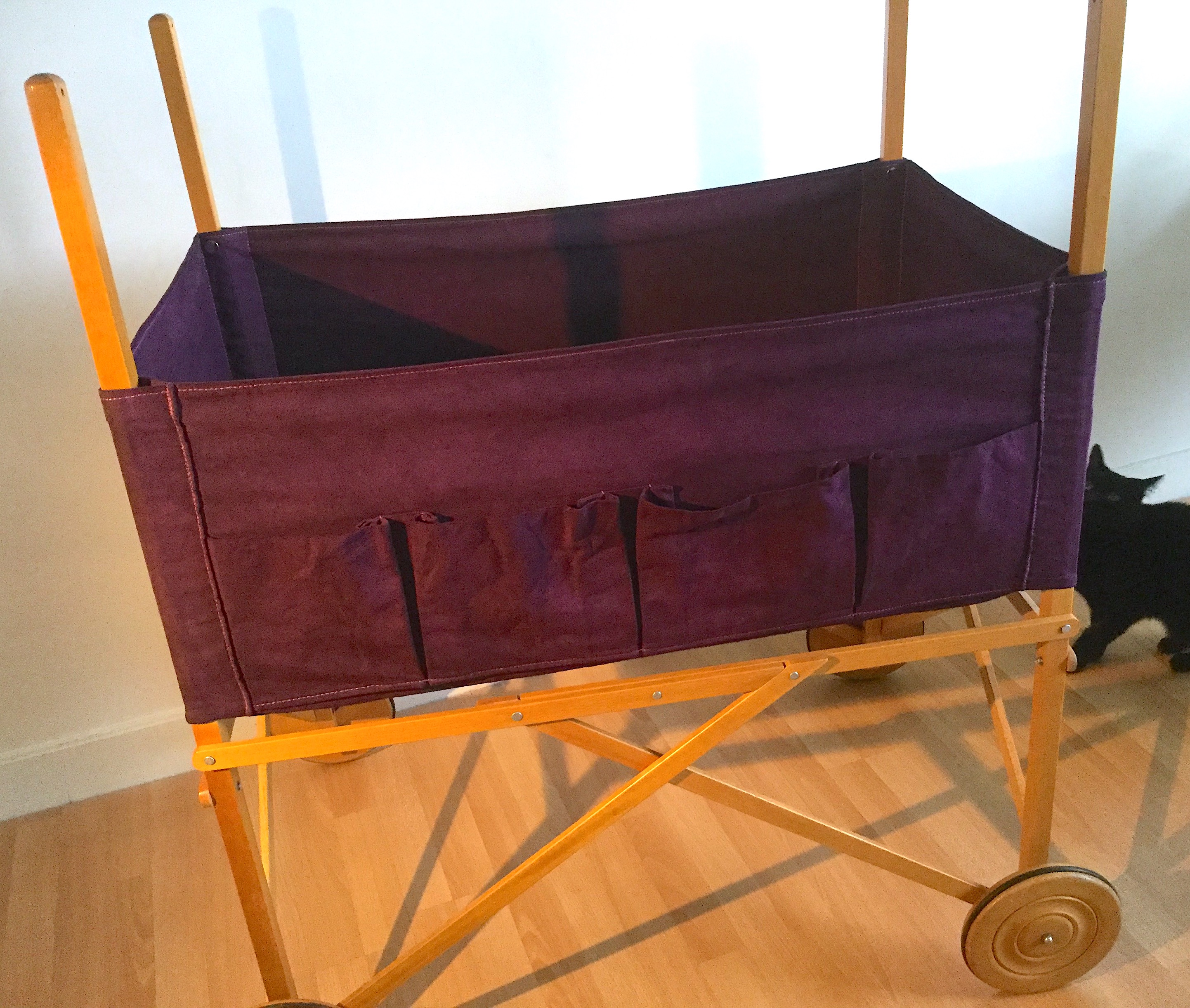 Berceau teint, attention au chat !