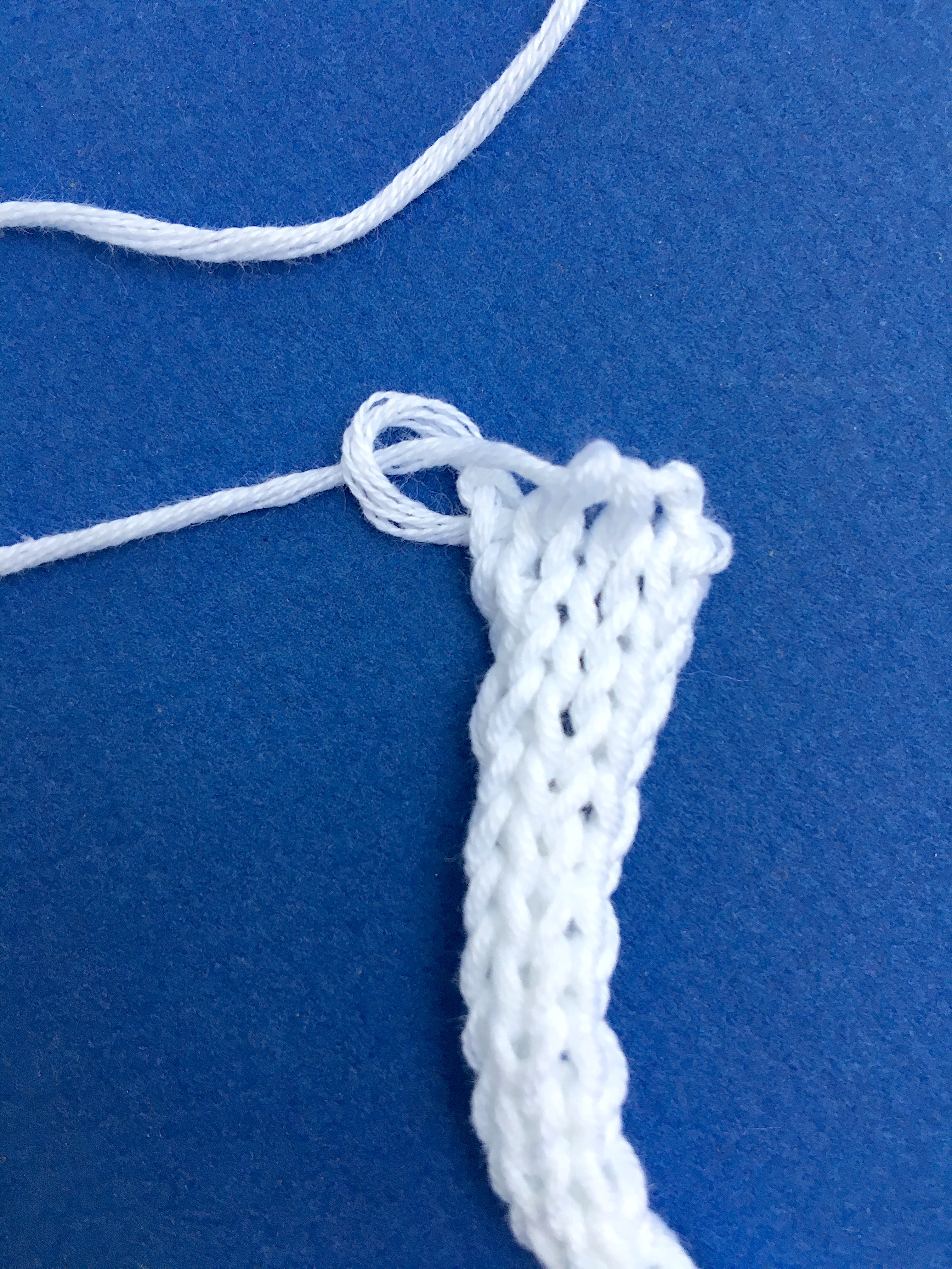 Fil passé dans les 5 mailles