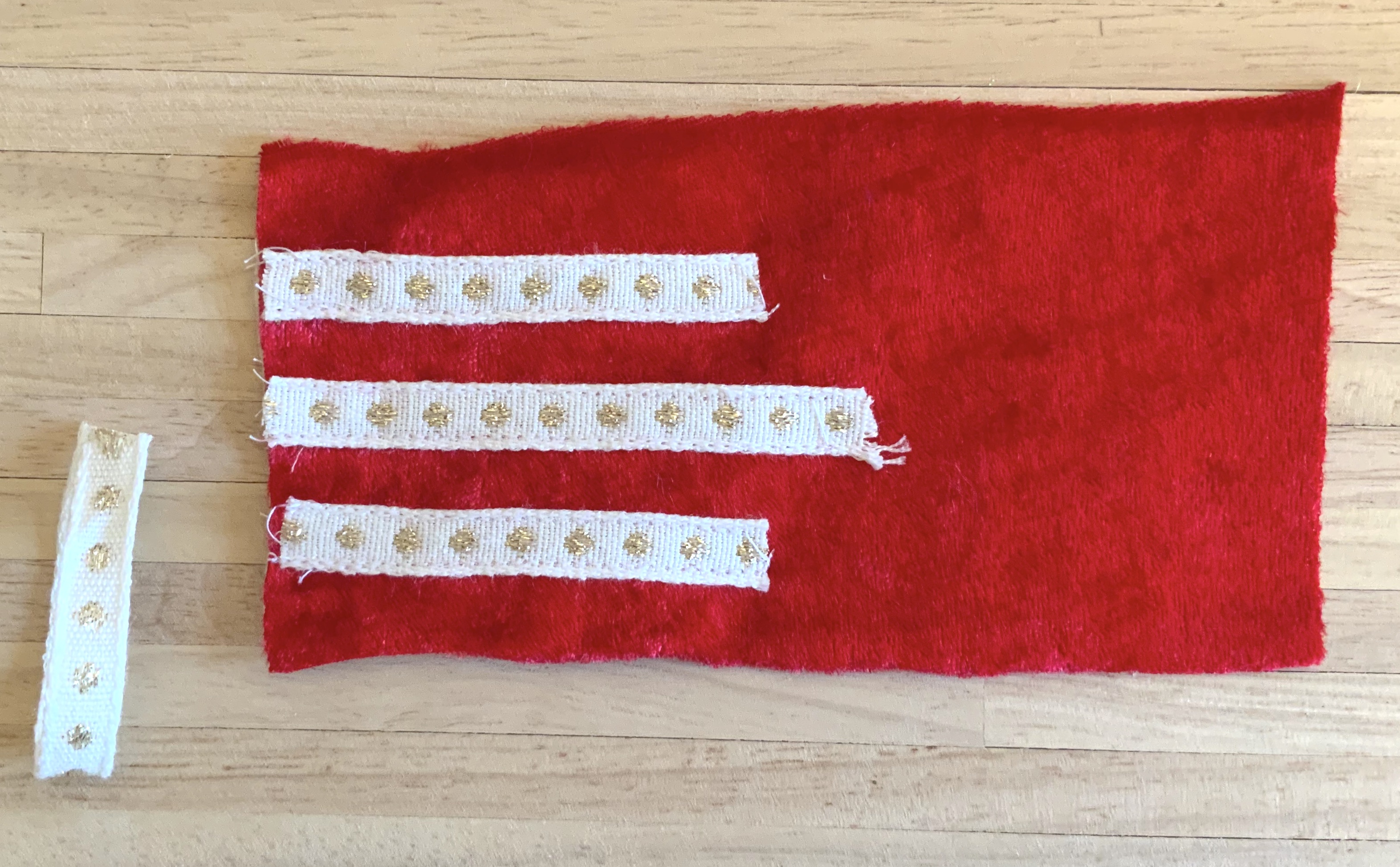 Rubans cousus sur la boule de Noël