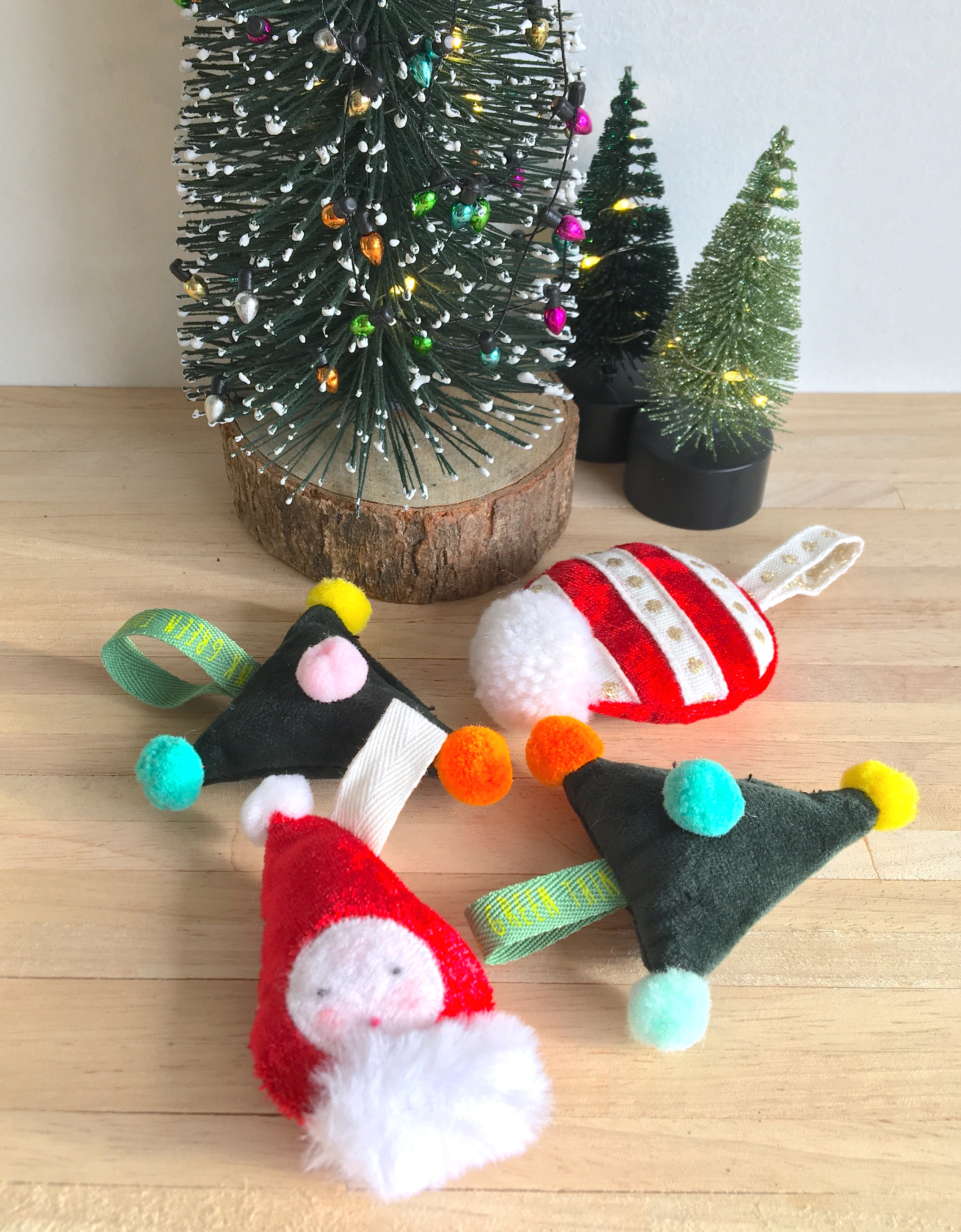 Jouets au pied du sapin du chat