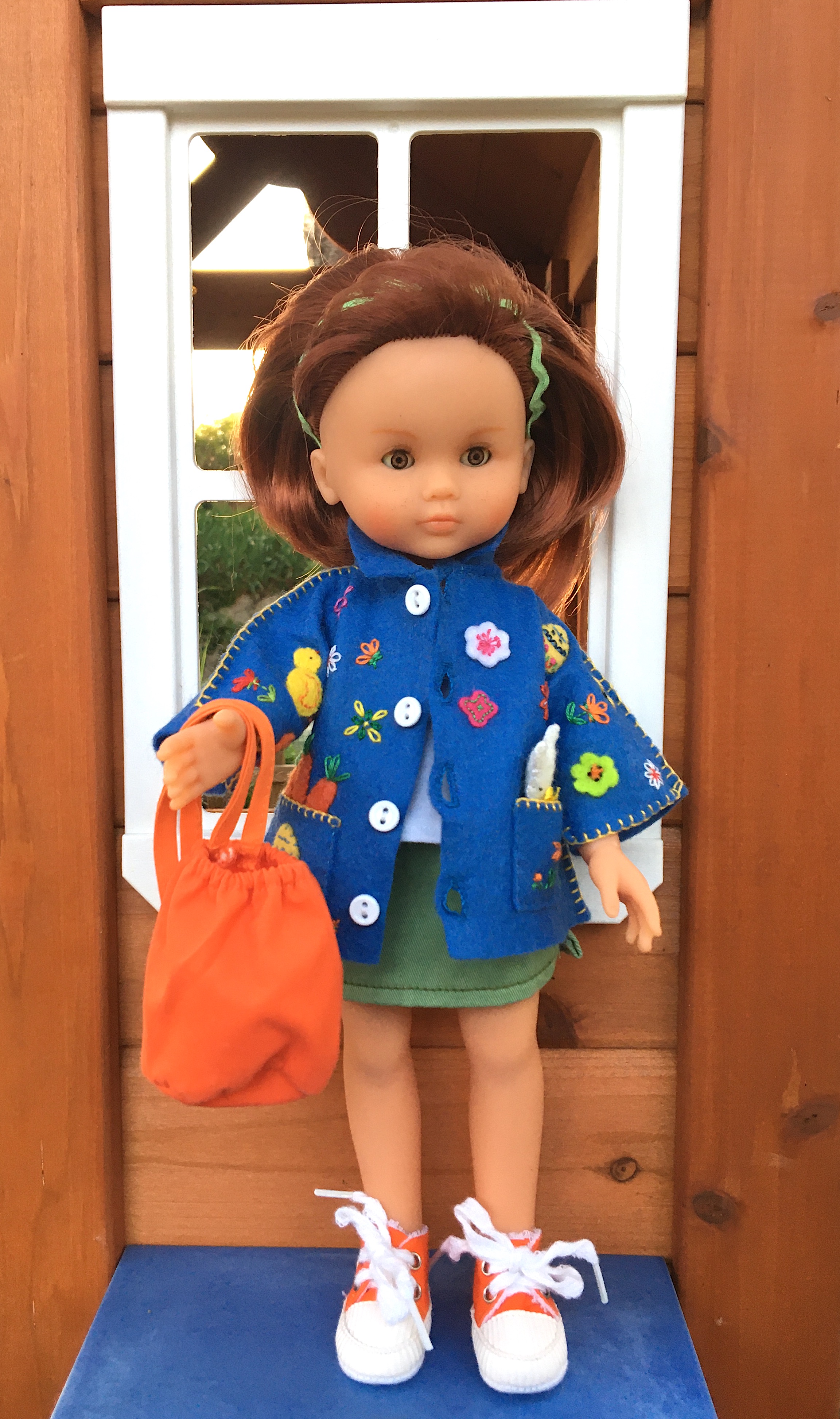 Clara en veste printanière