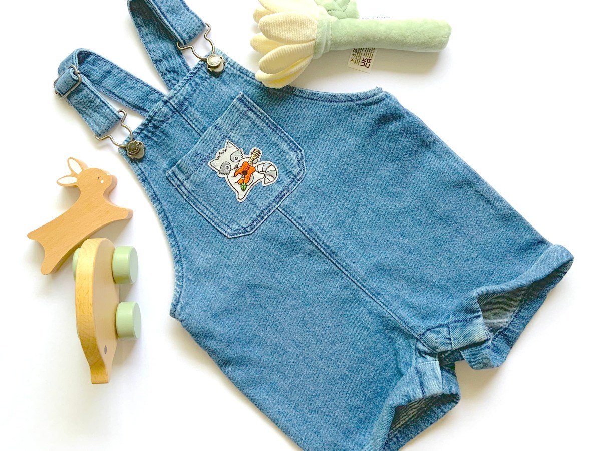 Une salopette en jean customisée