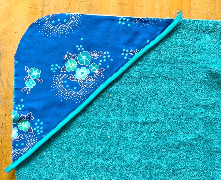 Capuche placée sur la cape